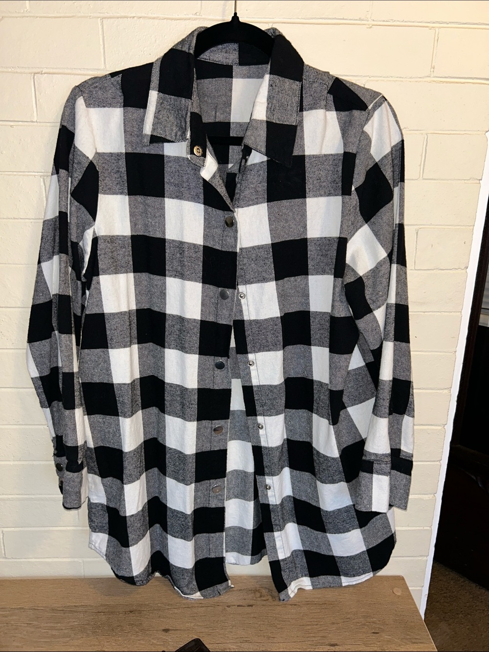 Women’s  Black & White Buffalo Plaid Button-Up Shirt with the pockets!!